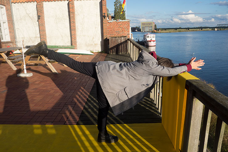 #yogaselfie, Virabhadrasana 3, Arbeit „Double Blind“ von Christian Helwing im Künstlerhaus Lauenburg, Lauenburg an der Elbe, 2016 #yogaselfie, Virabhadrasana 3, Arbeit „Double Blind“ von Christian Helwing im Künstlerhaus Lauenburg, Lauenburg an der Elbe, 2016