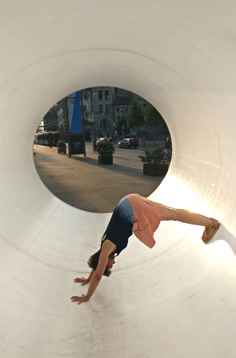 #yogaselfie, half-adhomukha_vrksansa, Licht-Installation von Karolina Halatek: Terminal, Kunsthalle Bremen August 2018